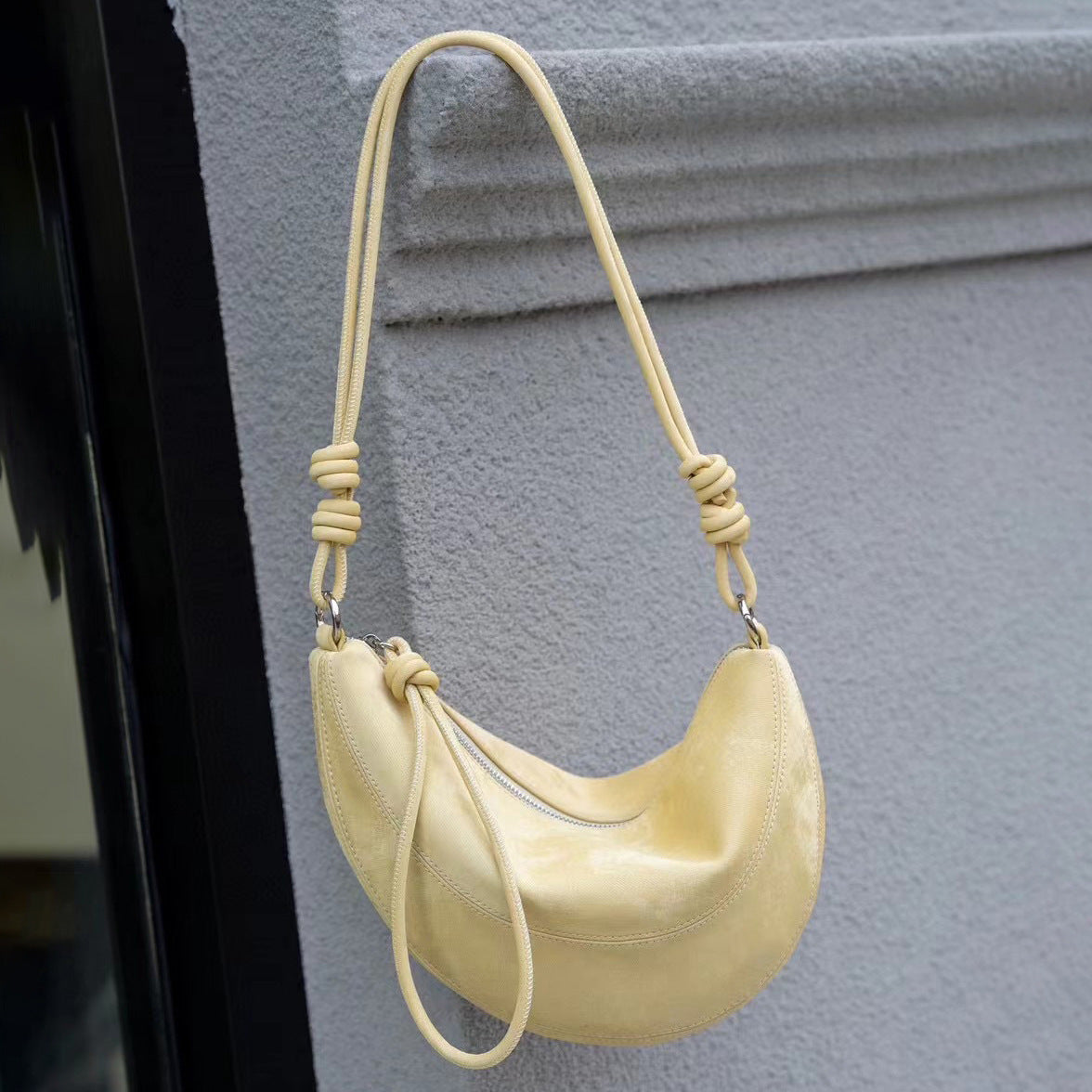 Sac messager à bandoulière tendance en cuir de vachette avec couche supérieure d'été