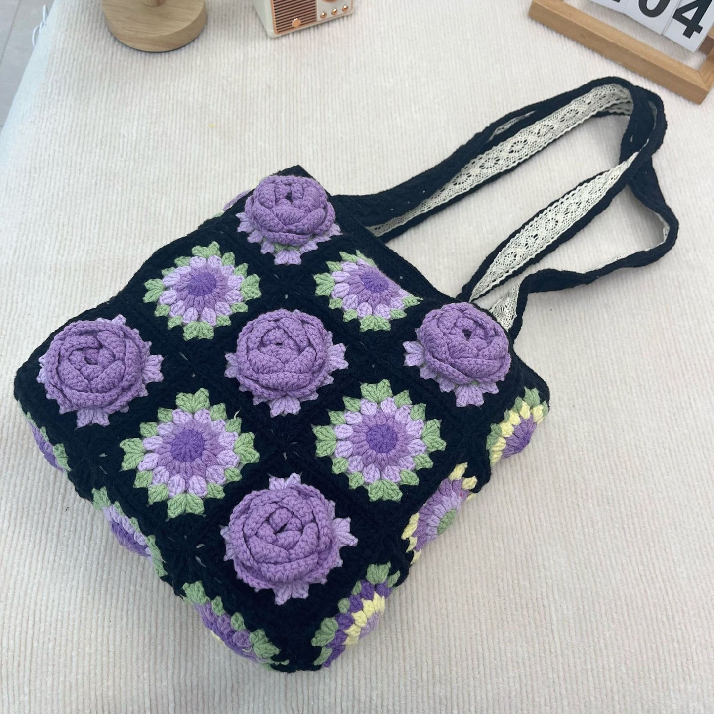 Sac à bandoulière en laine crochetée à la main créative avec motif floral tridimensionnel