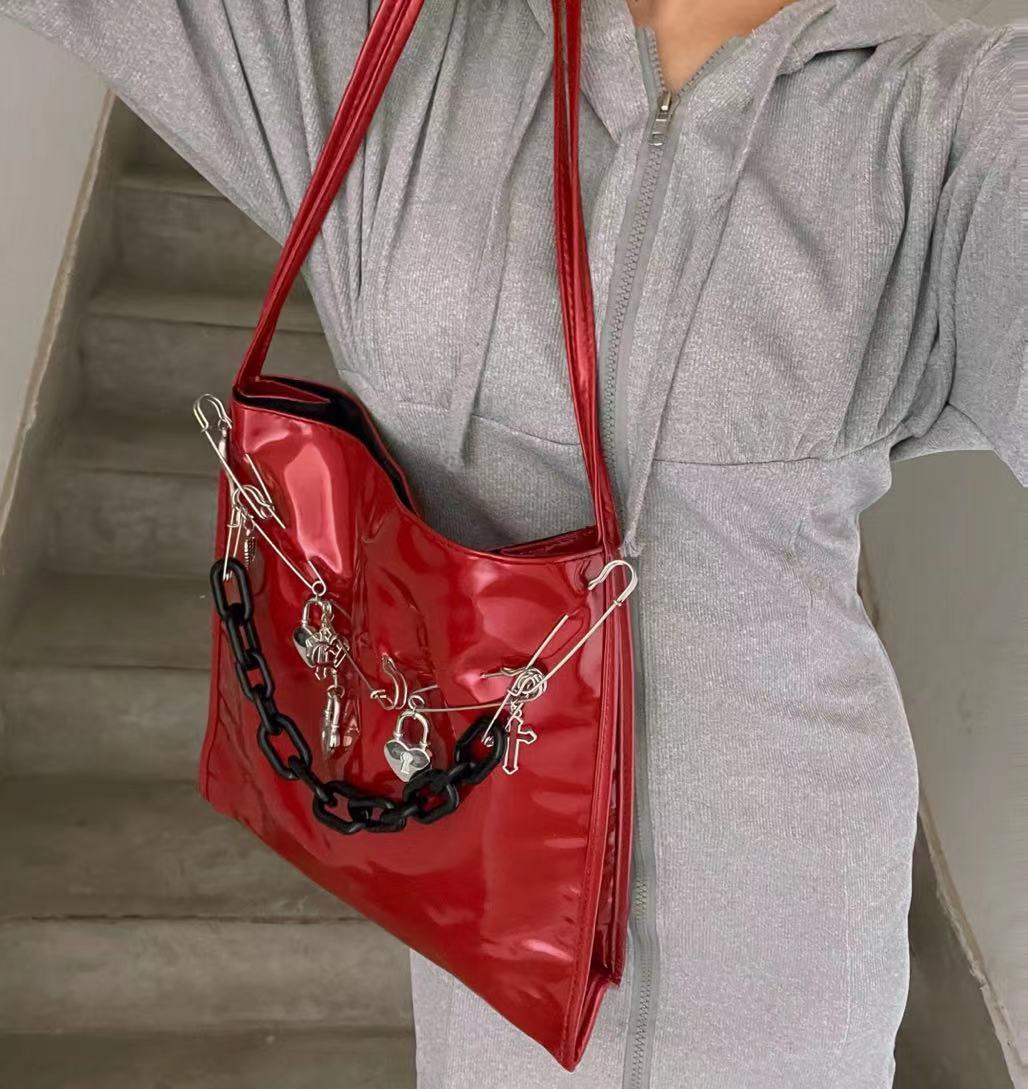 Sac à bandoulière en cuir verni rouge rétro punk sous-culture Y2k Millennium