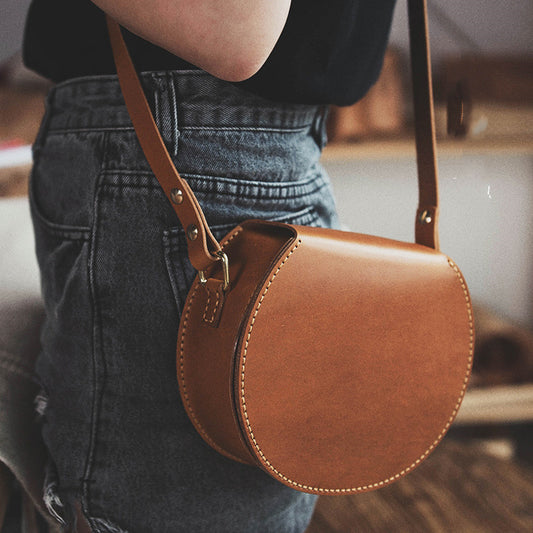 Bolso de hombro retro hecho a mano con piel de vaca natural curtida con vegetales