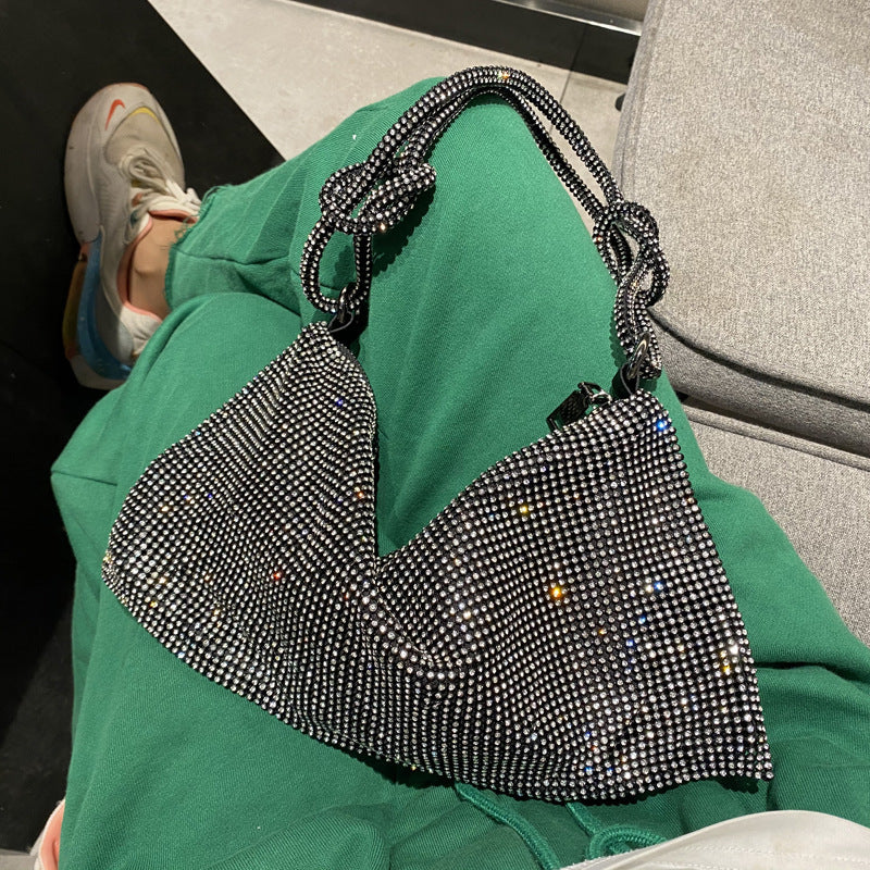 El nuevo bolso de mano ligero y lujoso con diseño de nicho y diamantes incrustados en las axilas.