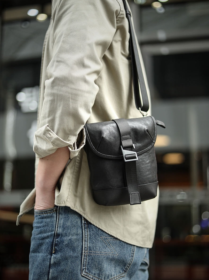 Bolso mini de cuero con un solo hombro y abertura oblicua para hombre