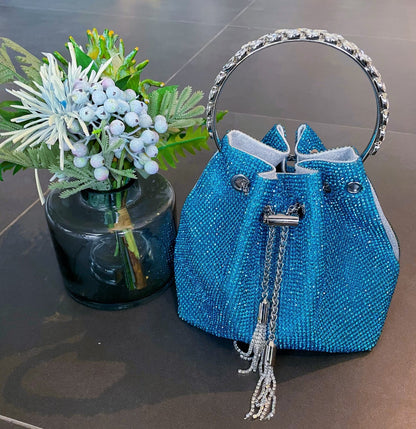 Sac à main brillant avec pompon arc-en-ciel et diamants