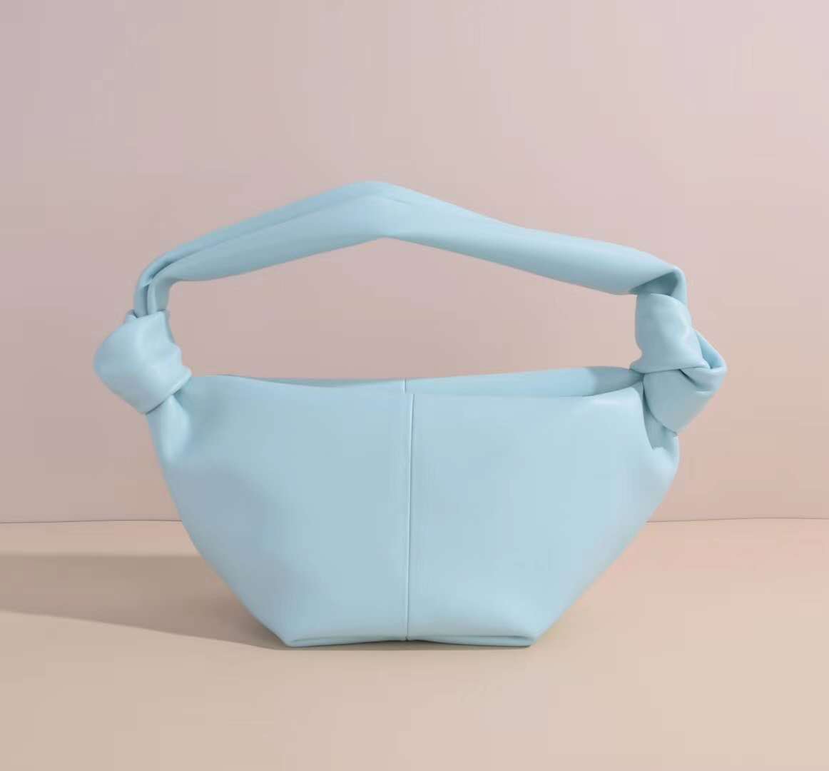 Bolso de mano de cuero suave con forma de nube de colores para mujer