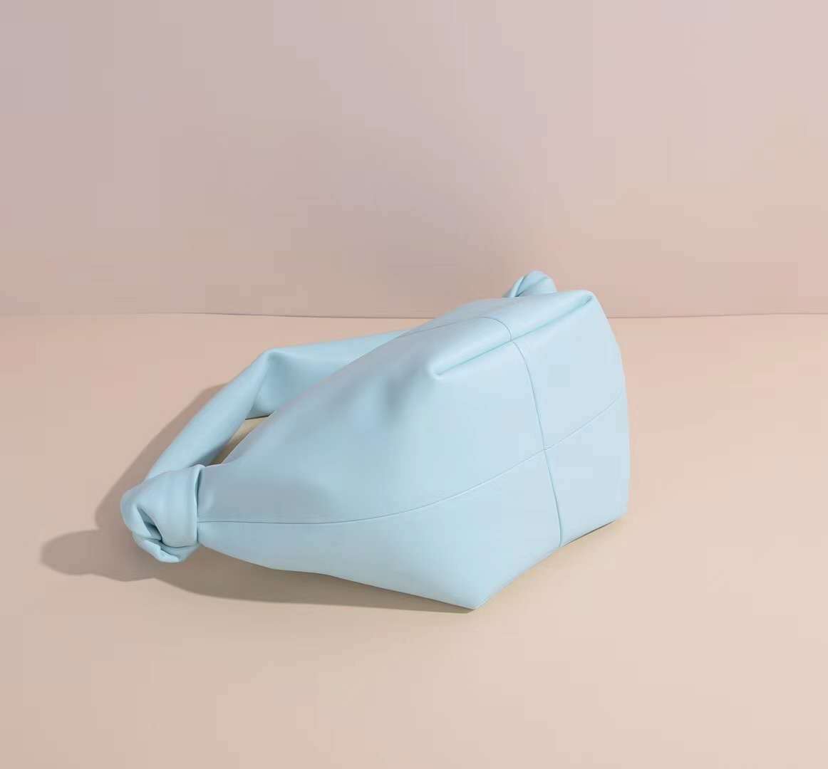 Bolso de mano de cuero suave con forma de nube de colores para mujer