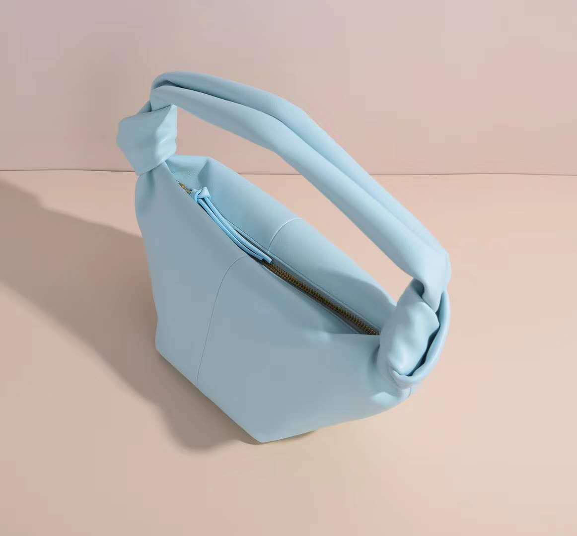 Bolso de mano de cuero suave con forma de nube de colores para mujer