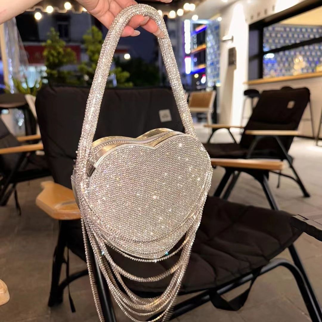 Sac à main avec chaîne et pompon en strass