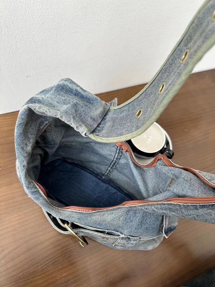 Sac à bandoulière en denim délavé vintage au design spécial