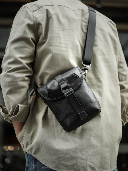 Bolso mini de cuero con un solo hombro y abertura oblicua para hombre