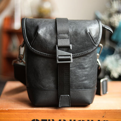 Bolso mini de cuero con un solo hombro y abertura oblicua para hombre