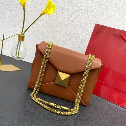 Bolso de mano grande con cadena y remaches de latón retro a juego para mujer