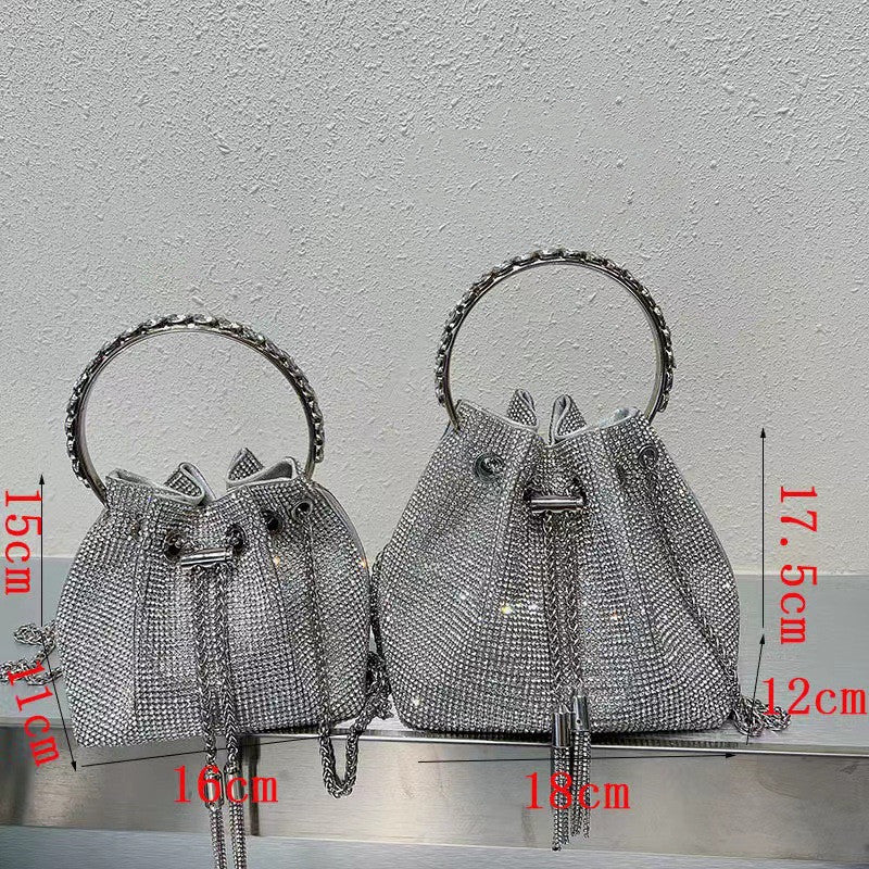 Sac à main brillant avec pompon arc-en-ciel et diamants