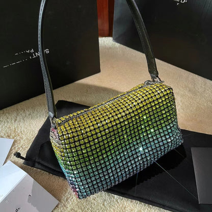 Petit sac carré portable avec surface satinée en strass