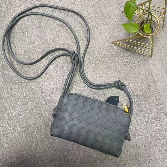 Sac en cuir véritable pour femme Sac en cuir de vachette Petit sac carré tissé Sac pour boîte à lunch Petit sac de luxe léger