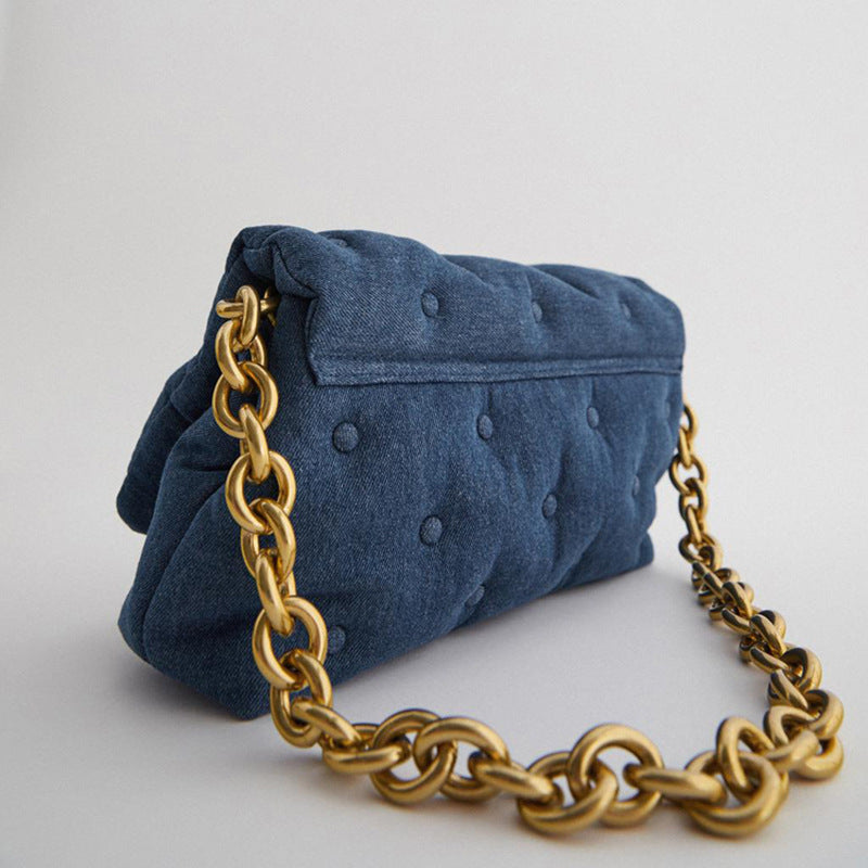 Bolso bandolera con cadena y acolchado de mezclilla de gran tamaño en color azul