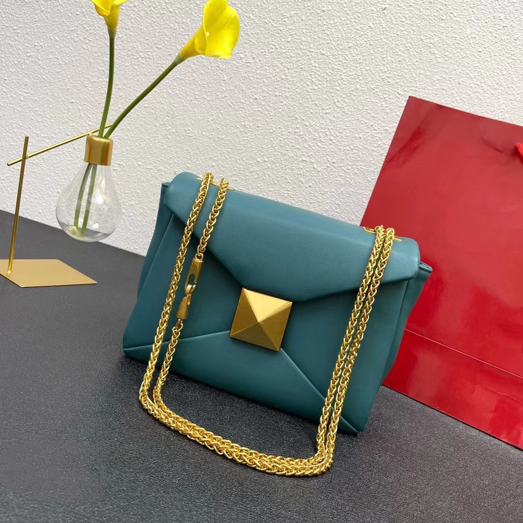 Bolso de mano grande con cadena y remaches de latón retro a juego para mujer