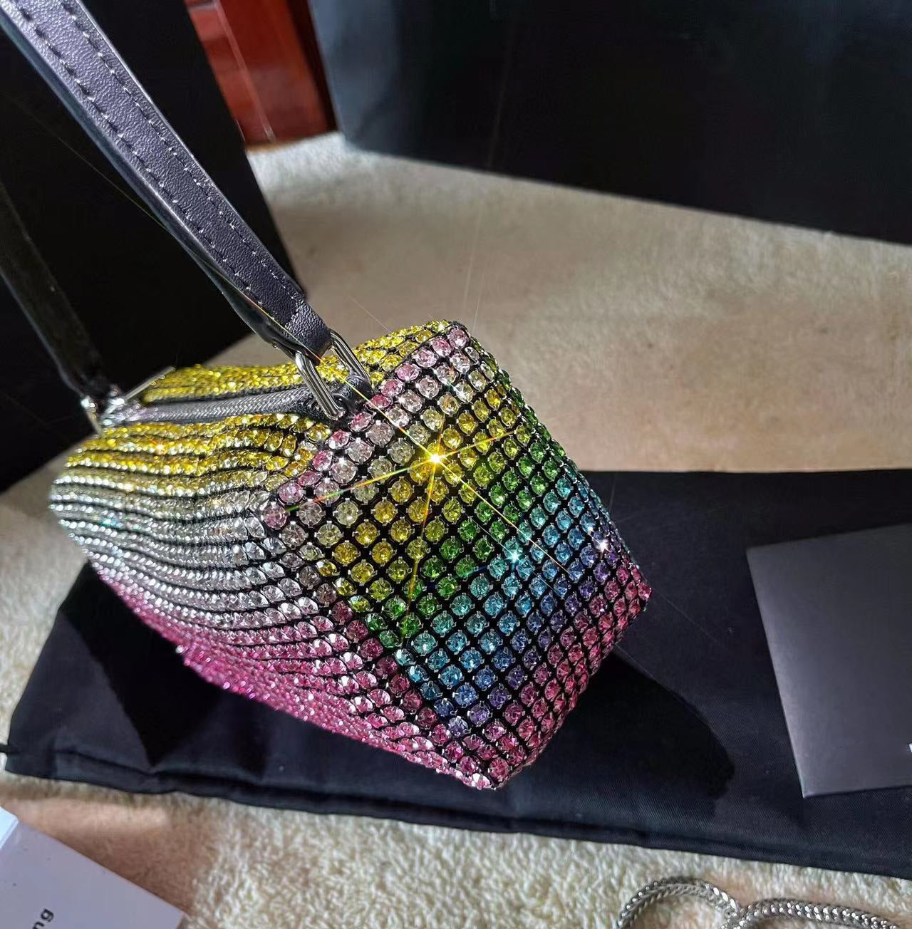 Petit sac carré portable avec surface satinée en strass