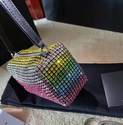 Petit sac carré portable avec surface satinée en strass