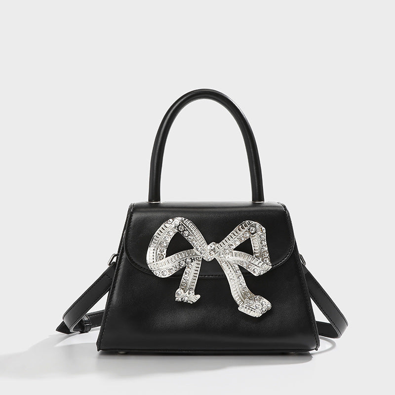 El bolso cuadrado pequeño portátil Diamond Bow es versátil y moderno