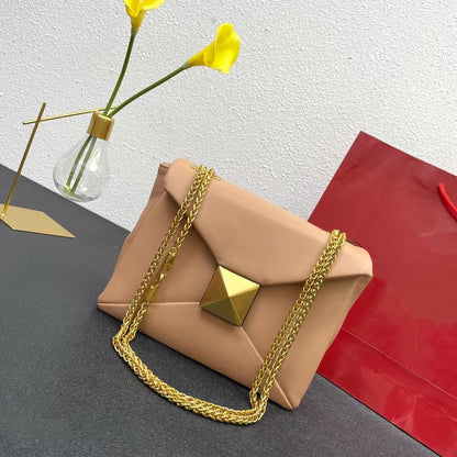 Bolso de mano grande con cadena y remaches de latón retro a juego para mujer