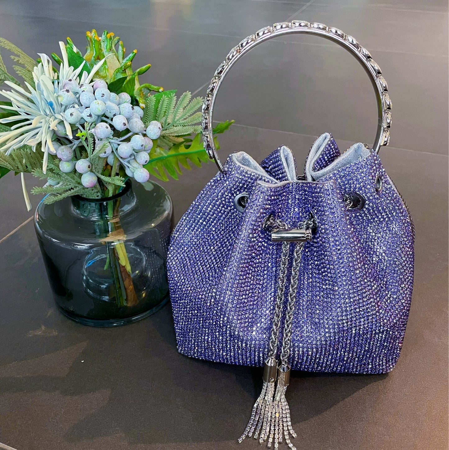 Sac à main brillant avec pompon arc-en-ciel et diamants