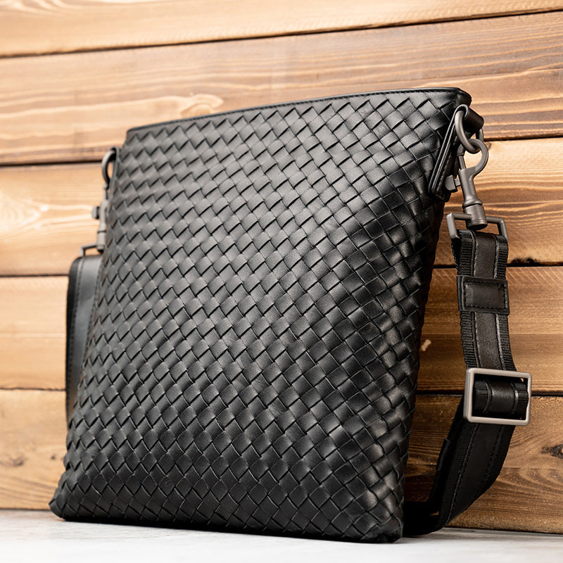 Bolso de hombre moderno tejido en cuero con parte superior vertical