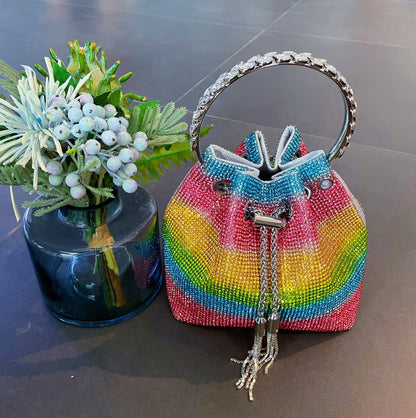 Sac à main brillant avec pompon arc-en-ciel et diamants