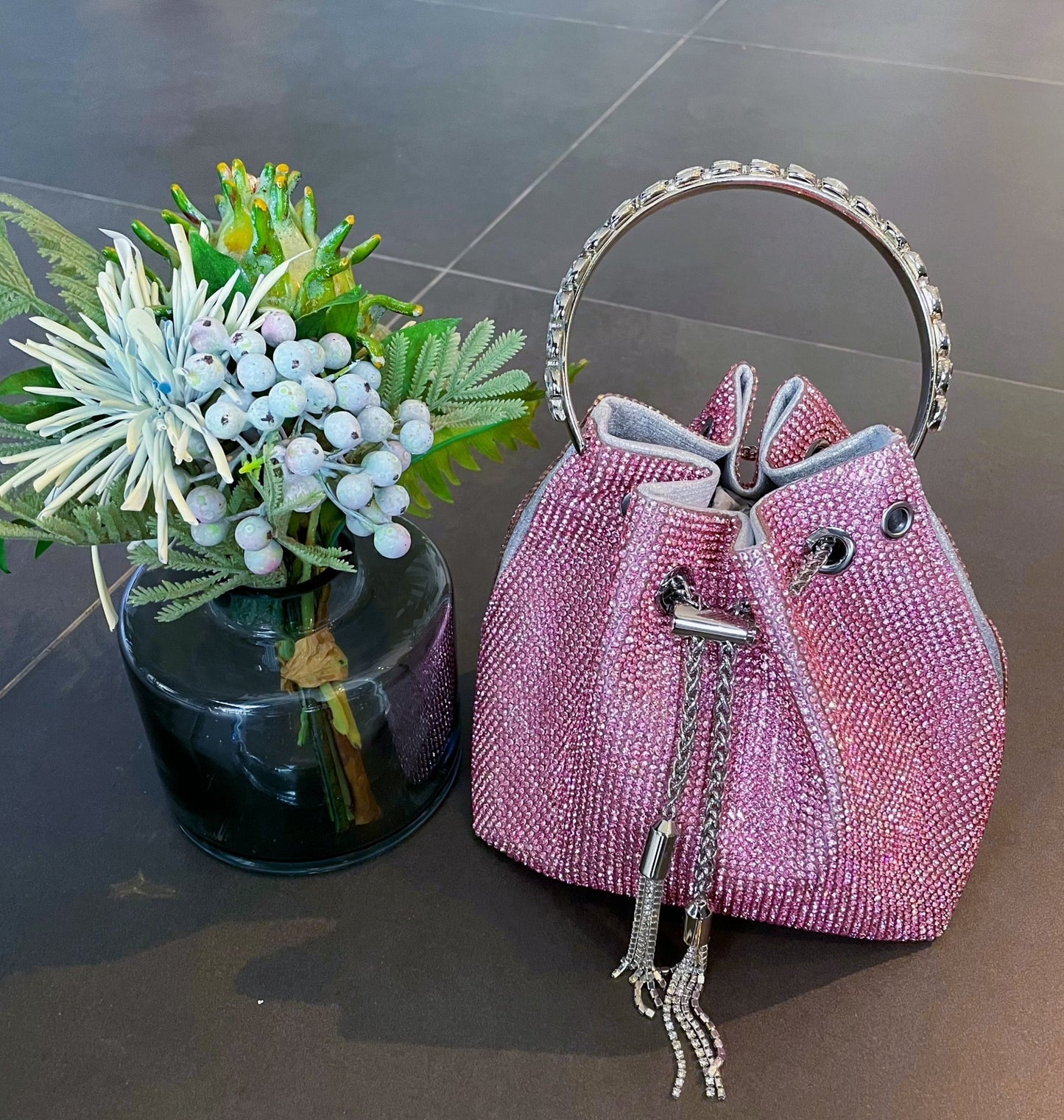 Sac à main brillant avec pompon arc-en-ciel et diamants