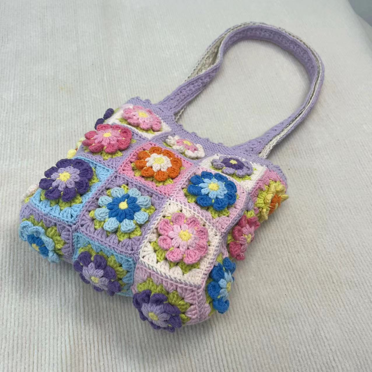 Sac à bandoulière en laine crochetée à la main créative avec motif floral tridimensionnel