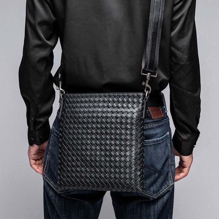 Bolso de hombre moderno tejido en cuero con parte superior vertical