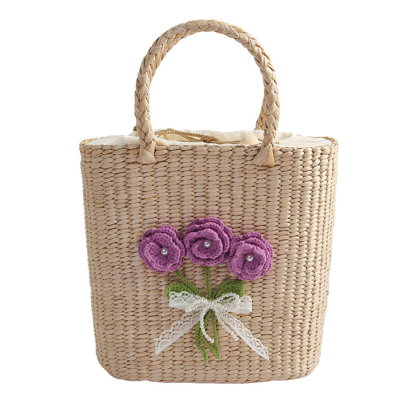 Bolso informal de paja tejido a mano con flores cuadradas verticales en color morado