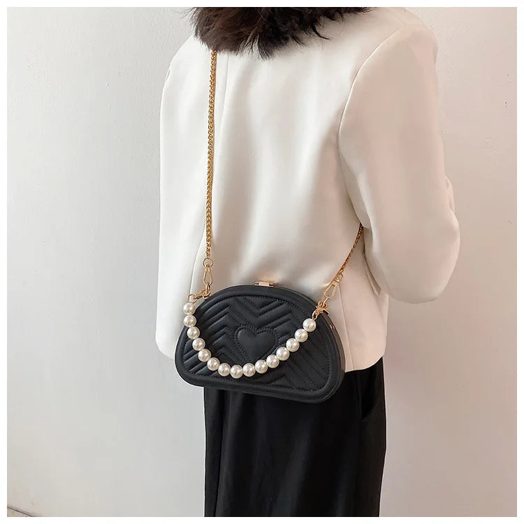 Bolso de mujer de moda 2021 nuevo bolso semicircular con cadena bordada en forma de corazón de melocotón bolso portátil con rayas y perlas