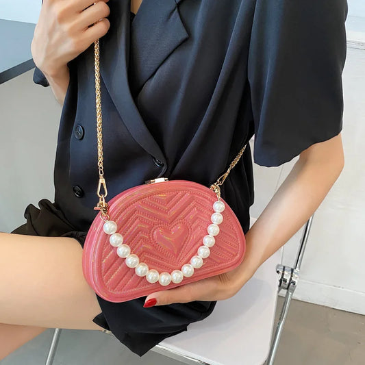 Bolso de mujer de moda 2021 nuevo bolso semicircular con cadena bordada en forma de corazón de melocotón bolso portátil con rayas y perlas