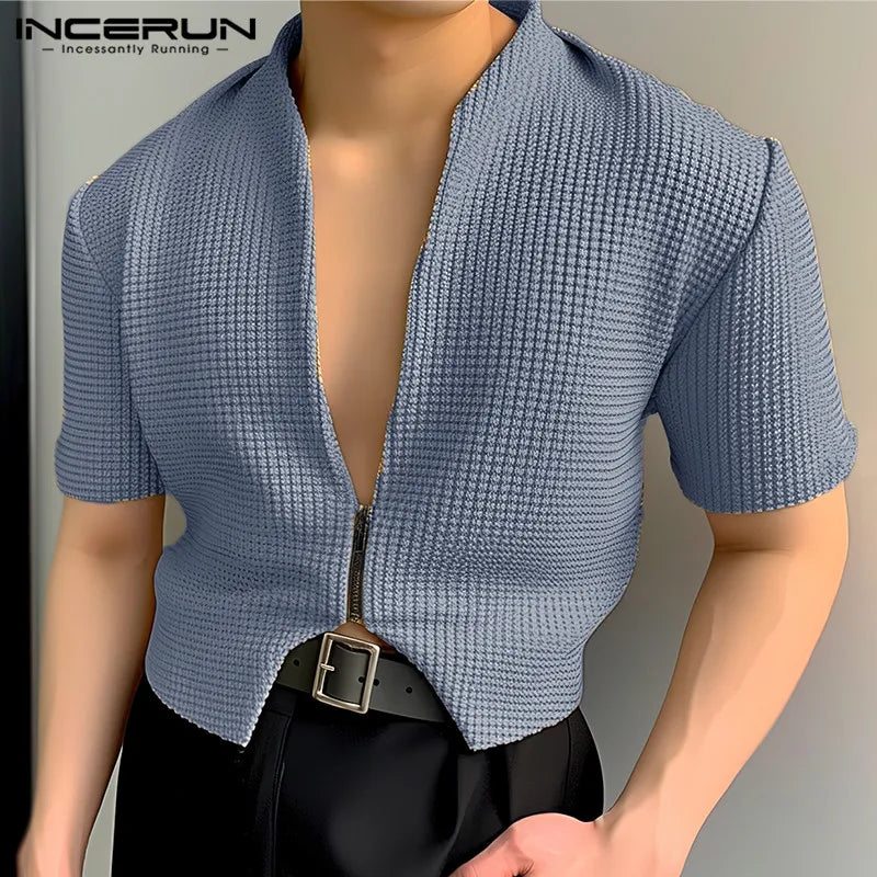 Camisa para hombre 2024, color sólido, cuello en V, manga corta, cremallera, ropa de calle para hombre, elegante, informal, tops cortos irregulares, S-5XL INCERUN