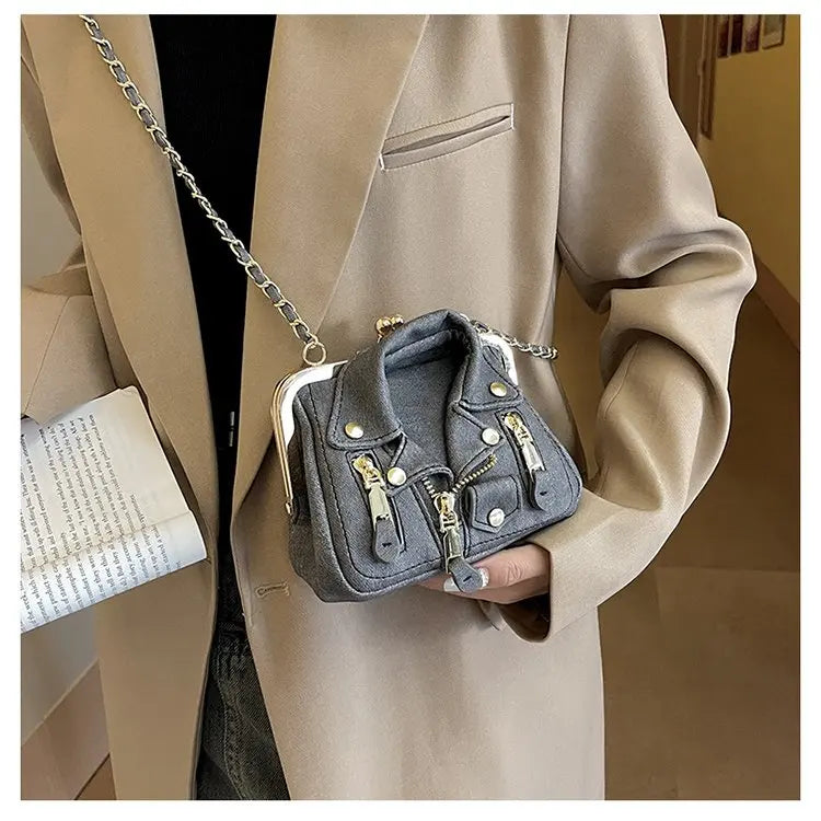 Bolso de hombro pequeño para mujer, bonito bolso cruzado con forma de ropa para niñas, bolso de cadena con remaches a la moda para niñas, bolso de mujer