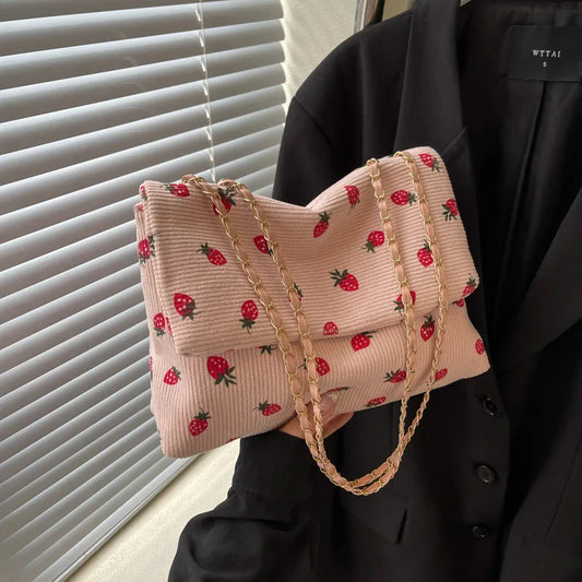 Bolso de hombro con estampado de fresas para mujer, bandolera con solapa grande y cadena, estilo informal, estilo vintage, de pana, para llevar debajo del brazo, 2024