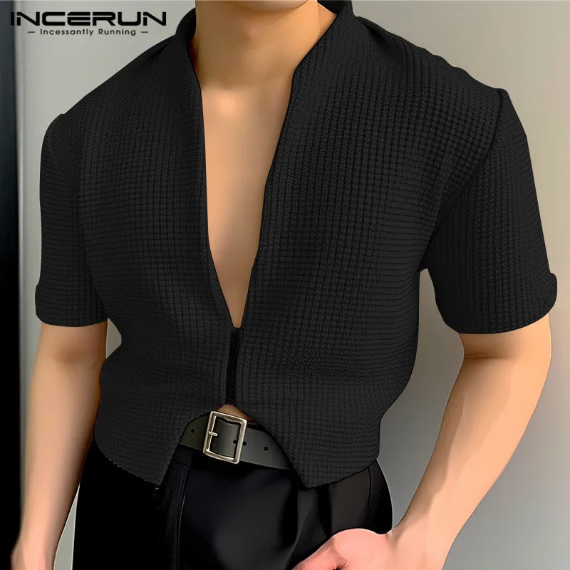 Camisa para hombre 2024, color sólido, cuello en V, manga corta, cremallera, ropa de calle para hombre, elegante, informal, tops cortos irregulares, S-5XL INCERUN