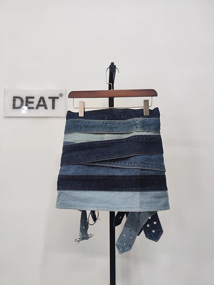 DEAT Fashion Falda vaquera de cintura baja para mujer, lavada, irregular, con cinturón de metal y agujeros, faldas en forma de A empalme, otoño 2024, nueva tendencia 7AB767