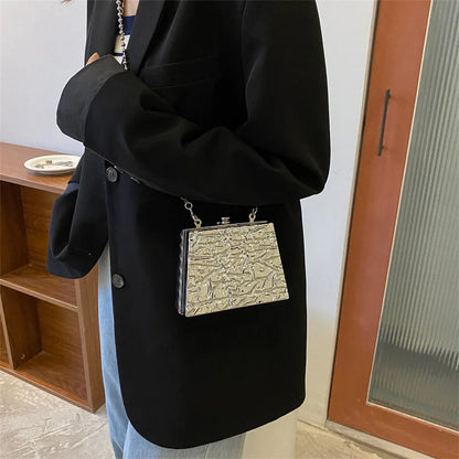 Bolso de mano de PVC dorado para mujer, con cadena de metal y bola de moda, tipo mensajero, de acrílico plateado