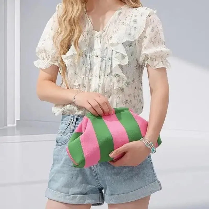 Bolso de mano de punto a rayas de moda para mujer, bolso de mano con paneles con clip y diseño informal para playa, ideal para vacaciones de verano 2024