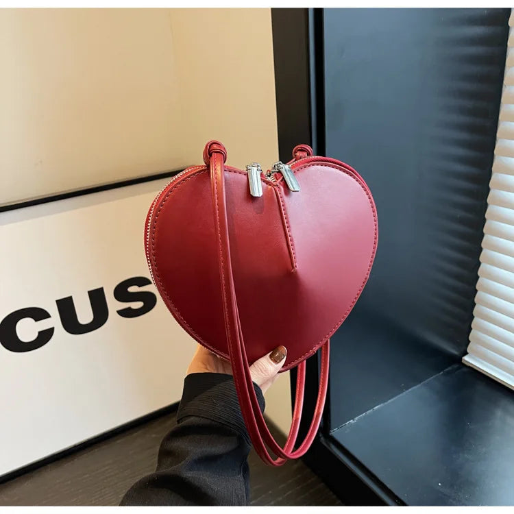 Niche Design Ladies Holiday Gift Love Bag 2023 New Women's Sweety Cool Adult Girl Messenger Bag Red Black PU Heart Shoulder Bag