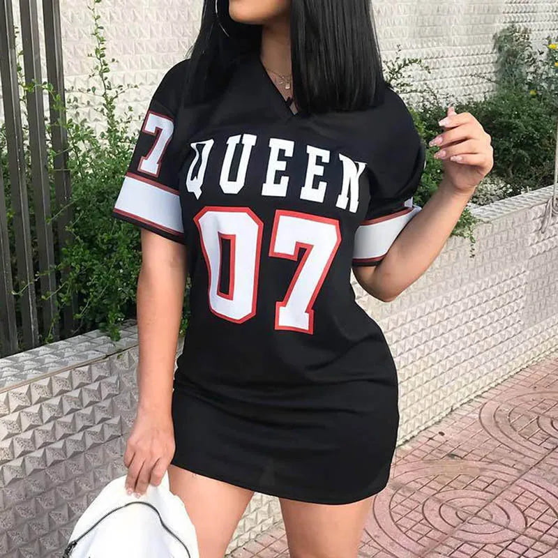 2024 Nouvelle Mode Col en V Reine Lettres Imprimer Robe À Manches Courtes Basket-Ball Style Sportif Sexy Lâche Femme Vêtements Streetwear