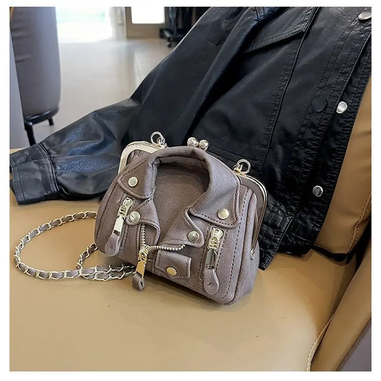 Bolso de hombro pequeño para mujer, bonito bolso cruzado con forma de ropa para niñas, bolso de cadena con remaches a la moda para niñas, bolso de mujer