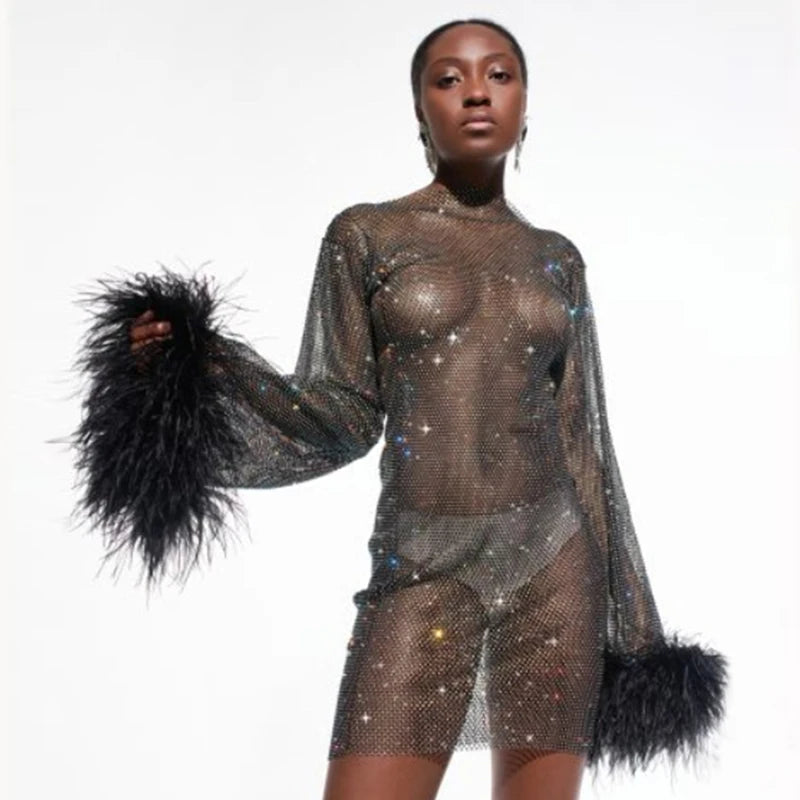 Robe de soirée sexy à col rond et manches longues pour femme avec manches en plumes et paillettes brillantes au-dessus du genou, mini robe de cocktail pour demoiselle d'honneur