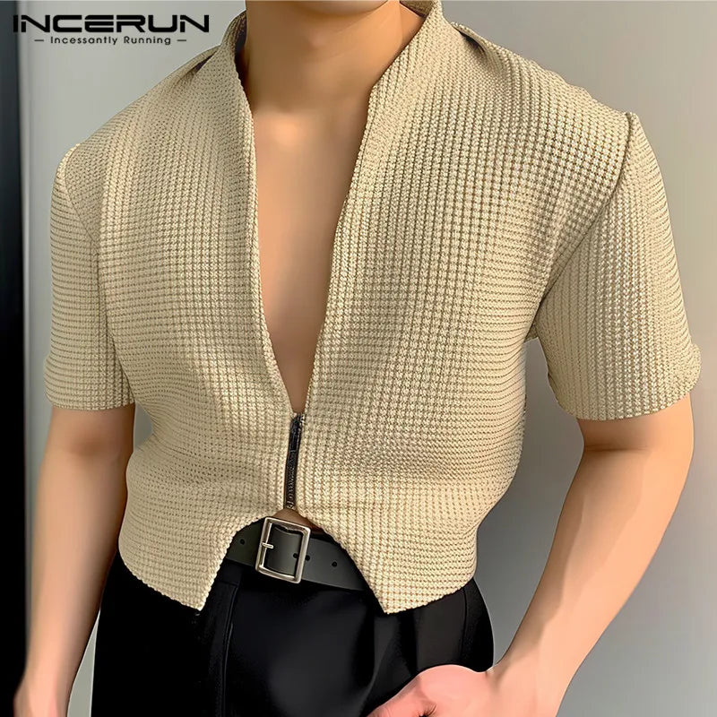 Camisa para hombre 2024, color sólido, cuello en V, manga corta, cremallera, ropa de calle para hombre, elegante, informal, tops cortos irregulares, S-5XL INCERUN