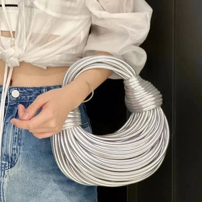 Bolsos de mano para mujer con nudo dorado a la moda, bolsos de diseñador tejidos a mano con forma de fideos, bolsos cruzados de media luna de cuero sintético de lujo 2024