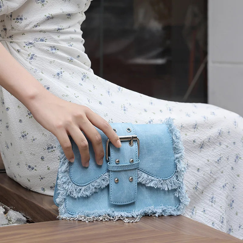 Bolso pequeño con solapa y remaches de mezclilla a la moda, con flecos y cuadrados, para mujer, bolsos de hombro, bolsos casuales tipo bandolera con cadena, bolsos para teléfono femeninos de tendencia