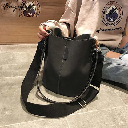 Women Solid Pattern Over the Shoulder Bag Big Capacious Bag Retro Elegant Shopping Bags PU Leather Bucket Handbag 2023 New