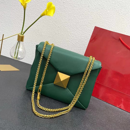 Bolso de mano grande con cadena y remaches de latón retro a juego para mujer