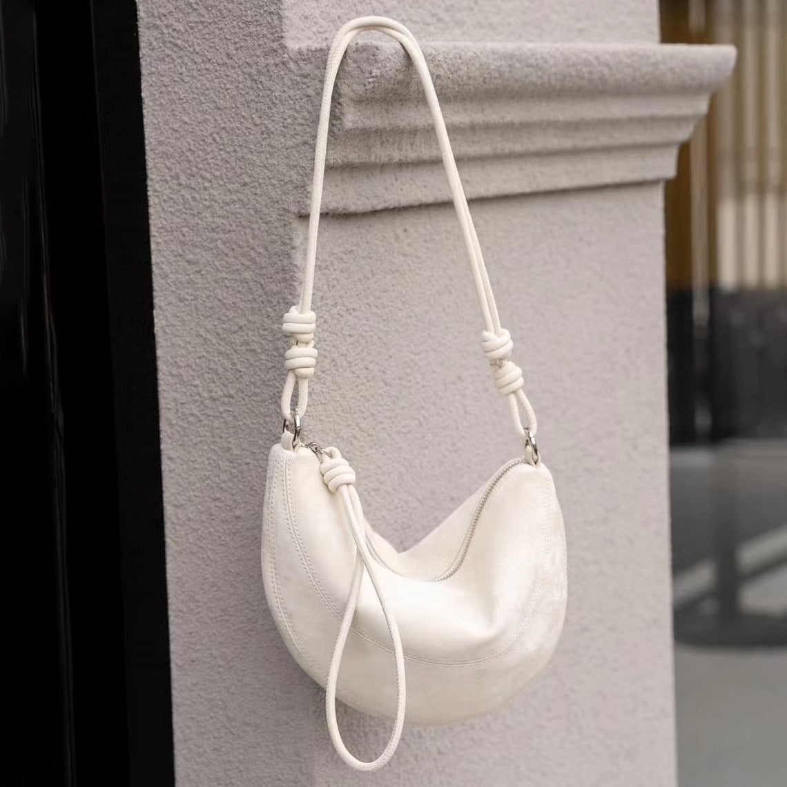 Sac messager à bandoulière tendance en cuir de vachette avec couche supérieure d'été